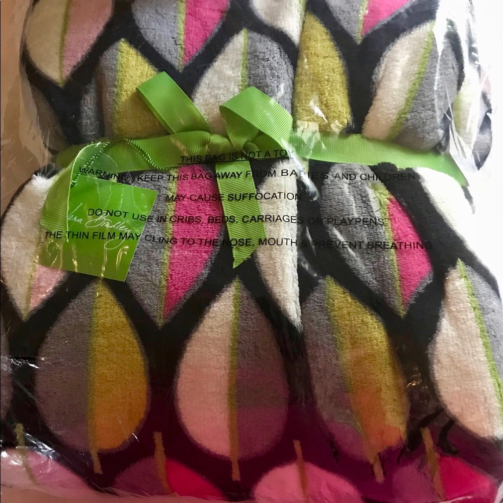*SOLD* NWT Vera Bradley Blanket in Moon Drops